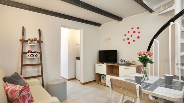 Unclassified image, 1 of 17, button - Romantico Oltrarno - Sweet Dreams in Florence (Firenze)