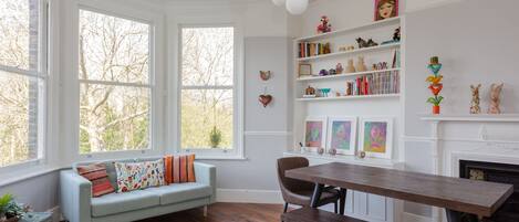 Basic-Apartment, Mehrere Betten | Wohnzimmer | Fernseher, Kamin