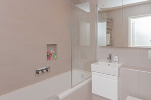 Apartemen Basic, Beberapa Tempat Tidur | Kamar mandi | Pengering rambut, handuk, sabun, dan sampo