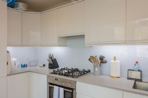 Appartement, plusieurs lits | Cuisine privée | Réfrigérateur, micro-ondes, four, plaque de cuisson