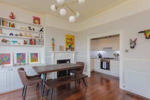 Departamento básico, varias camas | Cocina privada | Refrigerador, microondas, horno y parrilla de estufa 