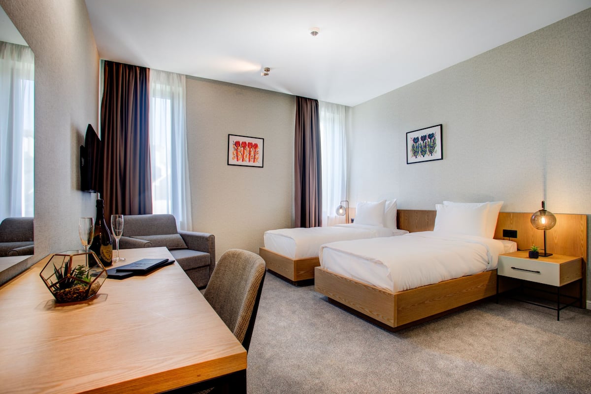 In-room safe, desk, free WiFi