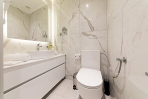 豪華開放式套房 | 浴室 | 吹風機、浴袍、拖鞋、毛巾