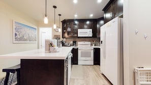 Condo, 1 chambre | Cuisine privée | Réfrigérateur, un four, cafetière-théière, grille-pain