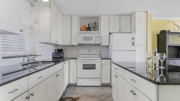 Condo, 2 Bedrooms | Private kitchen