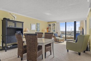 Condo, 2 quartos | Opções para refeição no quarto