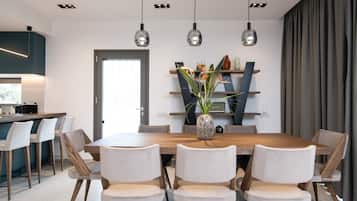 Villa – deluxe | Spiseområde på rommet