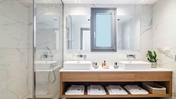 Villa Deluxe | Badrum | Dusch, badrock, tofflor och handdukar