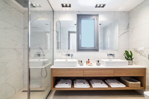 Villa Deluxe | Baño | Regadera, batas, pantuflas, toallas 