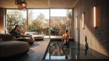 Couples treatment room(s), sauna, hot tub, steam room