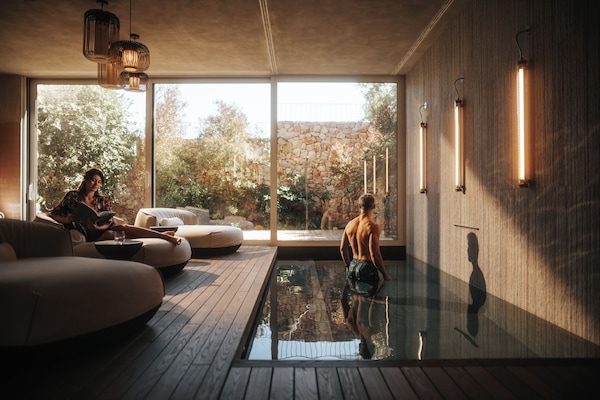 Couples treatment rooms, sauna, hot tub, steam room, hot springs
