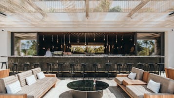 2 bares o lounges, bar de cocteles, bar de cocteles