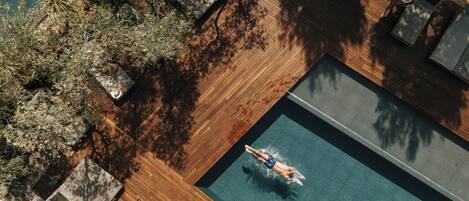 Una piscina al aire libre de temporada