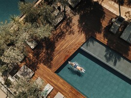 Una piscina al aire libre de temporada