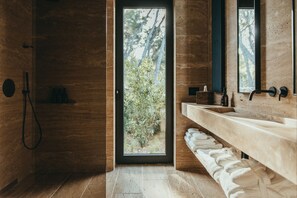 Signature Villa | Bathroom | Bathtub, eco-friendly toiletries, hair dryer, bathrobes - Maslina Resort (Stari Grad)