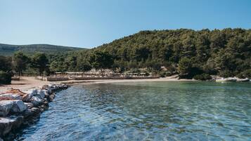 On the beach, free beach shuttle, sun-loungers, beach umbrellas