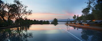 Una piscina al aire libre de temporada
