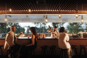 2 bars/lounges, cocktail bar, cocktail bar
