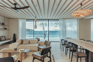 Villa – signature | Oppholdsområde | En 49-tommers TV med digitale kanaler samt leker