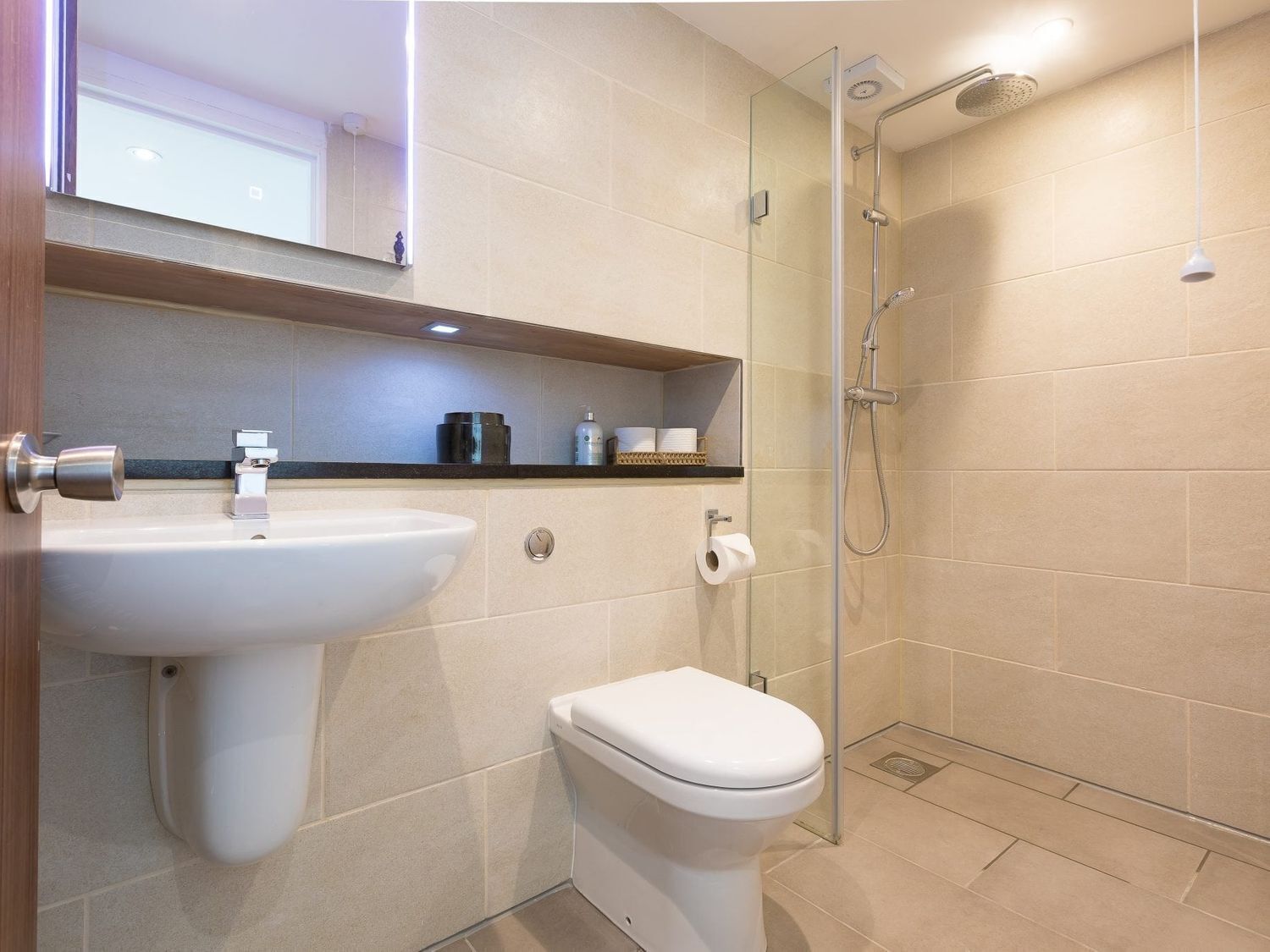 Cottage | Bathroom | Shower, hair dryer