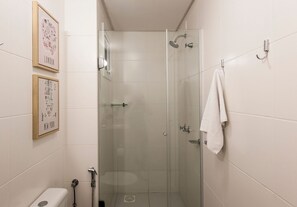 Design-Apartment | Badezimmer | Dusche, Handtücher