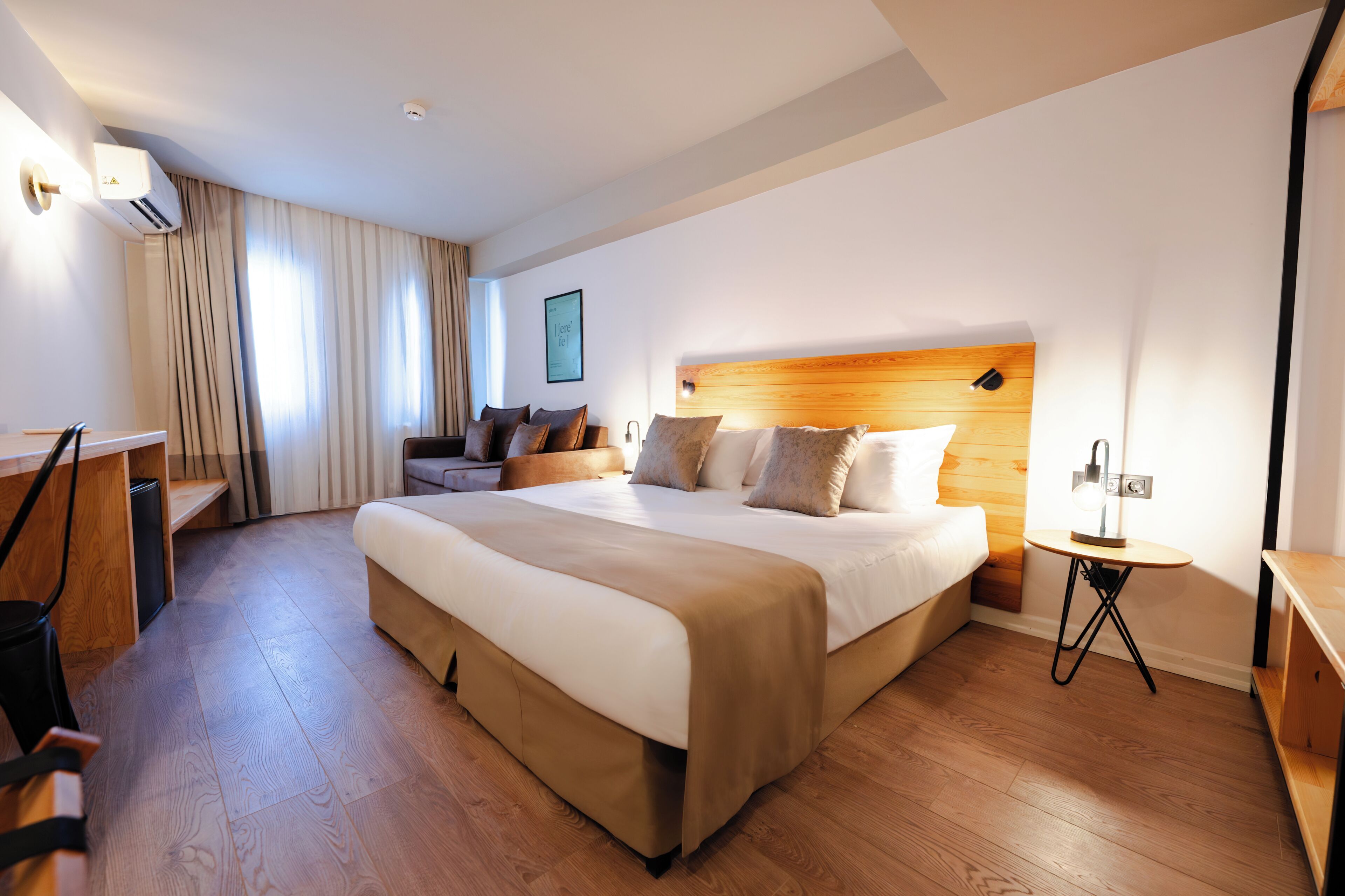 Habitación familiar | Edredones de plumas, minibar, caja fuerte y escritorio