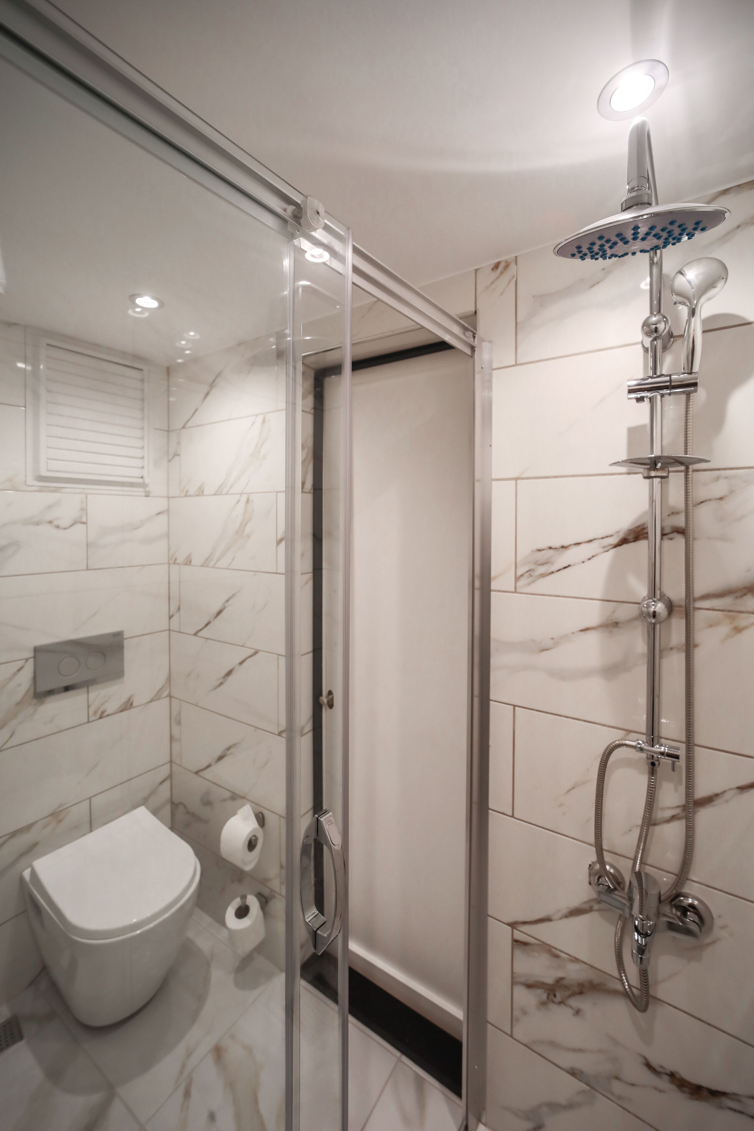 Ducha, secador de pelo, toallas y papel higiénico