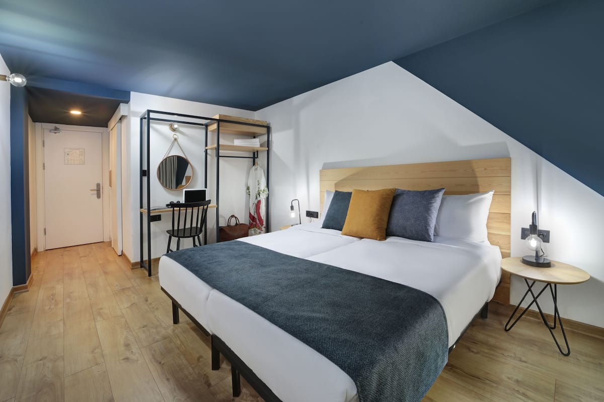 Twin Room | Down comforters, desk, laptop workspace, soundproofing