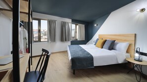 Doppel- oder Zweibettzimmer | Daunenbettdecken, Minibar, Zimmersafe, Schreibtisch