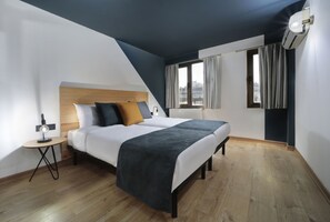 Habitación con 2 camas individuales | Edredones de plumas, minibar, caja fuerte y escritorio