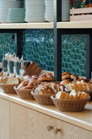 Colazione a buffet a pagamento, servita tutte le mattine 