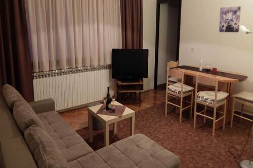Huoneisto (One Bedroom Apartment with Balcony) | Olohuone | Televisio