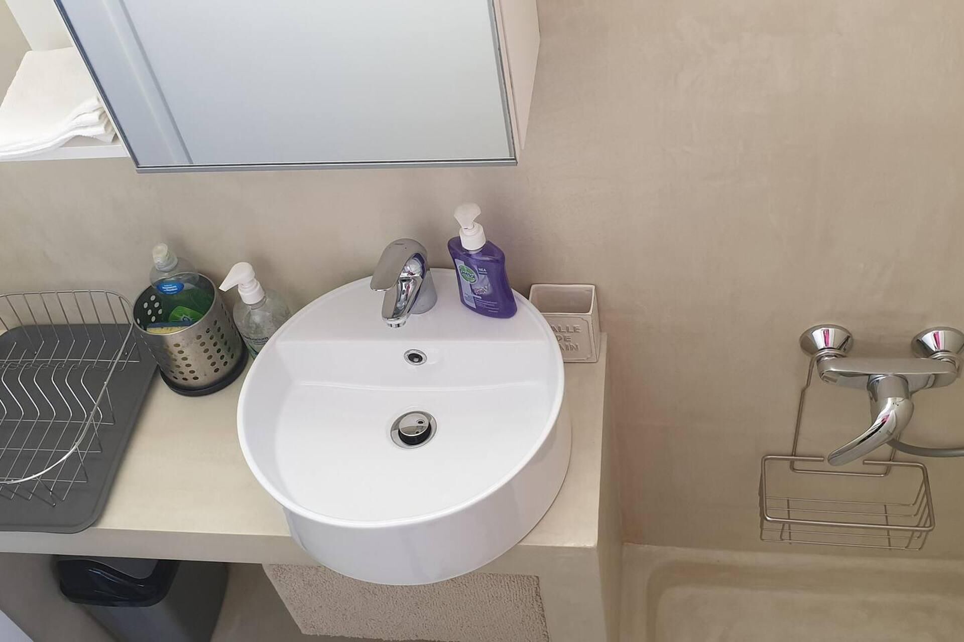 Rooftop Studio Apt Near Metro Holargos- 5 Min Walk