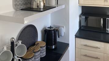 House | Private kitchen | Fridge, microwave, oven, stovetop