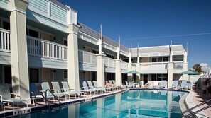 Utendørsbasseng, bassengparasoller og solsenger