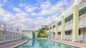 Piscina externa, guarda-sóis, espreguiçadeiras