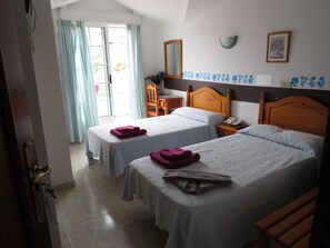 Desk, laptop workspace, free WiFi - Baixamar (Sanxenxo)