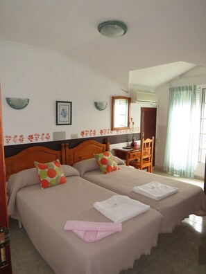 Desk, laptop workspace, free WiFi - Baixamar (Sanxenxo)
