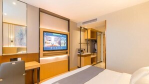 A modern hotel room with a bed, a desk, a television, and a wardrobe. - Greentree Eastern Tianjin Dongli Development Zone Xinli Metro Station Hotel (Tianjin)