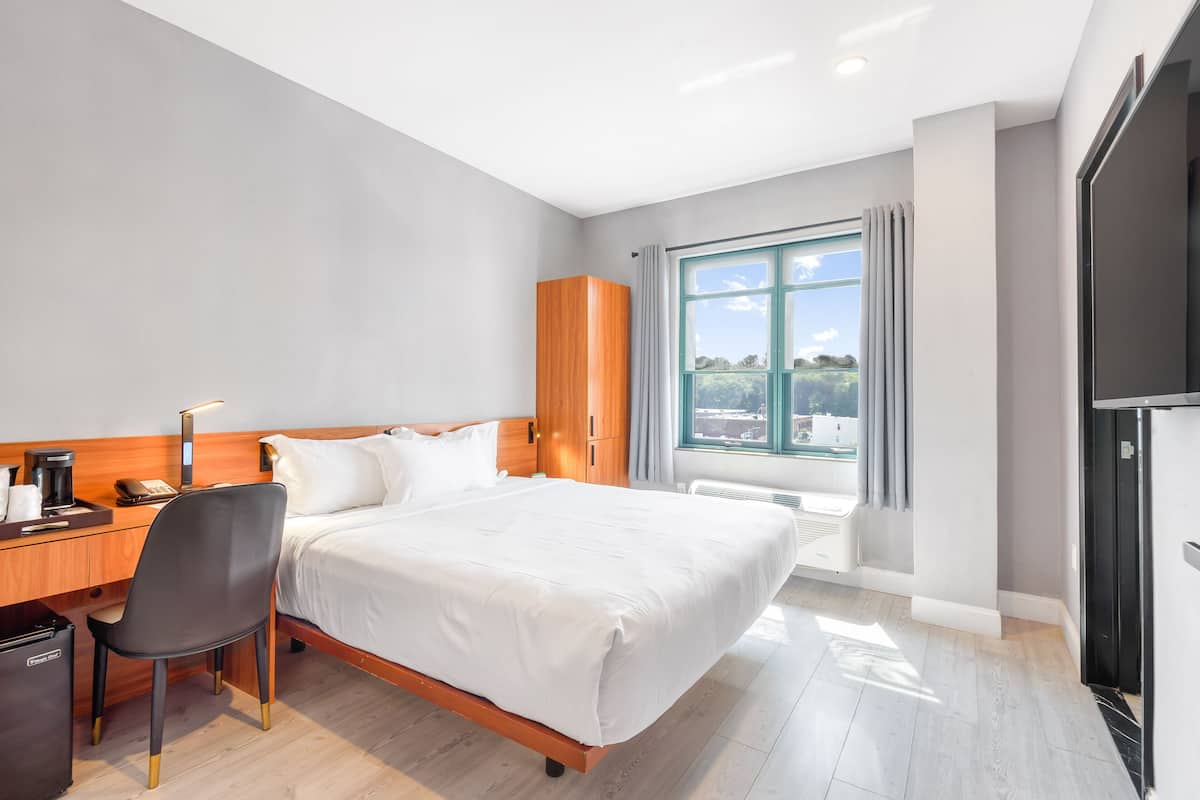 Habitación estándar, 1 cama King size | Área de sala de estar | Televisión