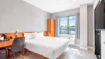 Standard Room, 1 King Bed | Living area