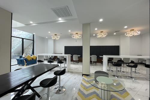 Coin salon dans le hall