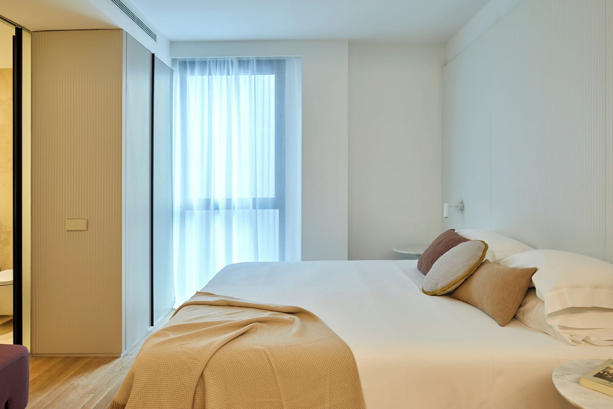 Premium bedding, down duvets, in-room safe, laptop workspace