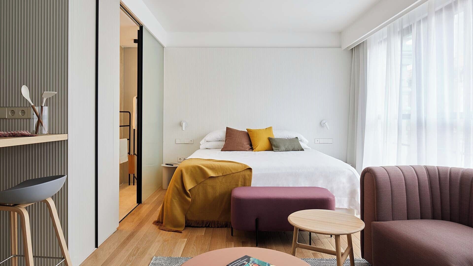 Luxe beddengoed, donzen dekbedden, een kluis op de kamer