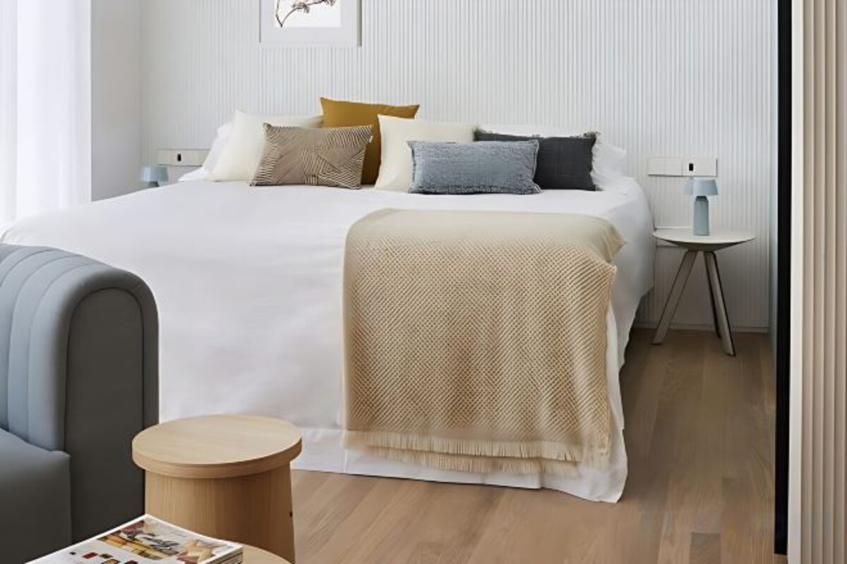 Roupas de cama premium, edredons de pluma, cofres nos quartos