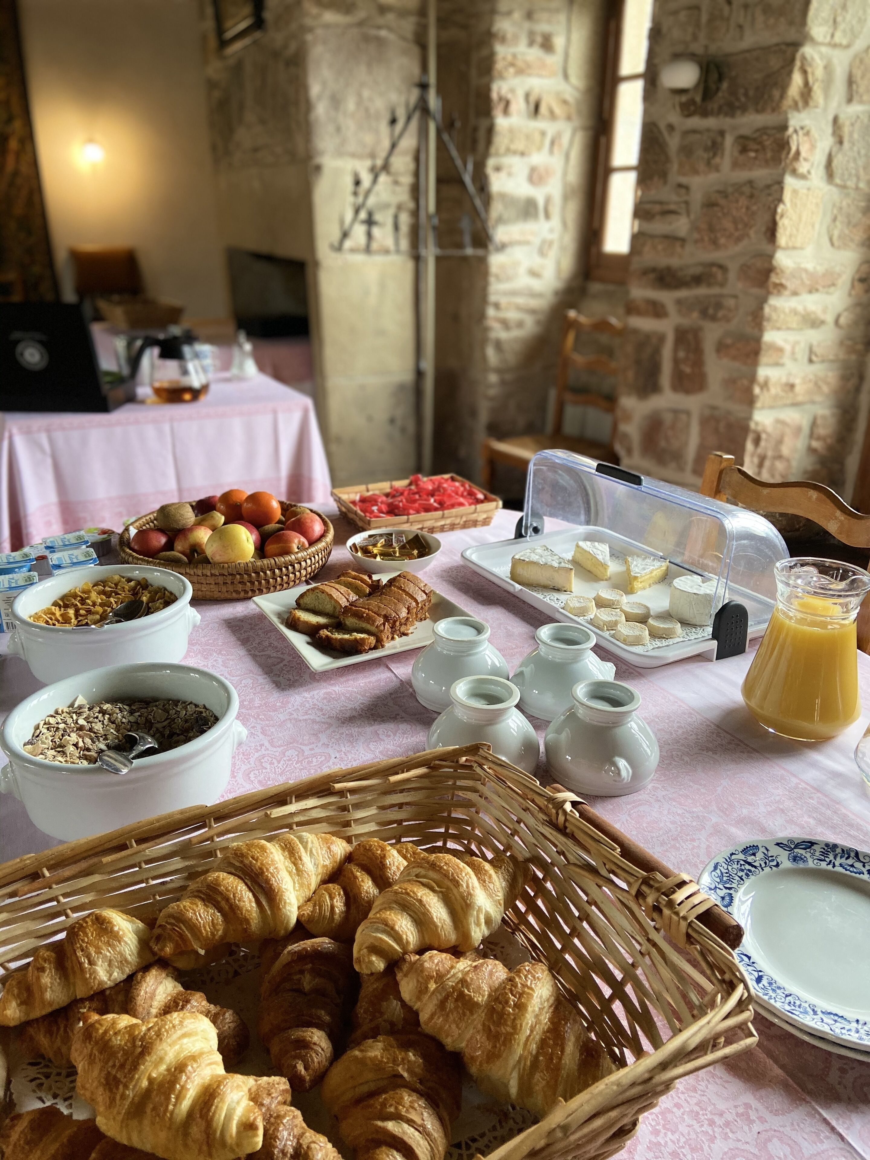 Un bufé de desayuno con diferentes alimentos y bebidas.