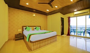 Deluxe Room | Meja, seterika/papan seterika