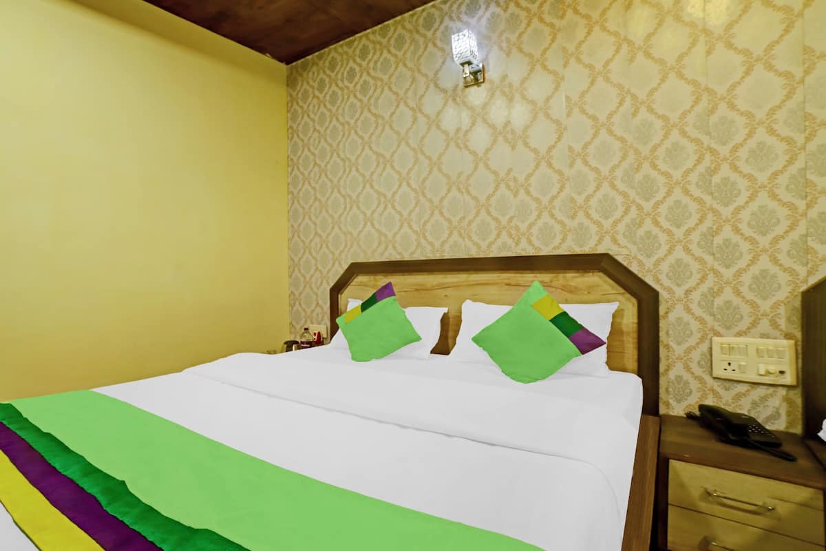 Premium Room | Desk, iron/ironing board