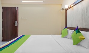 Habitación doble estándar | Escritorio y tabla de planchar con plancha