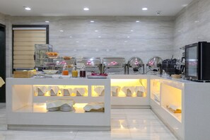 A modern breakfast bar with a variety of food items and a self-service station. - Ji Hotel (Wuhan)